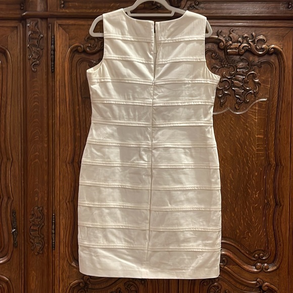 While sleeveless dresses - Picture 3 of 8